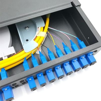 1U Rack Mount Patch Panel Serat Optik 19 "24 Inti SC LC Dengan Baki Sambungan